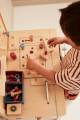 pol_pl_Kids-Concept-Stol-z-narzedziami-KIDS-HUB-32424_3.jpg