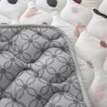 pol_pl_Pikowana-mata-do-zabawy-Dywan-dzieciecy-kwadratowy-Quilted-Play-Mat-127-x-127-cm-Confetti-Hakuna-Matte-67911_7.jpg