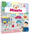 Okladka-3D-ksiazki-z-naklejkami-wielokrotnego-uzytku-pt.-Miasto-z-serii-Naklej,-odklej-przedstawiajaca-ulice-z-pojazdami-i-przechodniami.webp