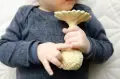 pol_pl_KAUCZUKOWY-GRYZAK-Z-GRZECHOTKA-W-KSZTALCIE-STOKROTKI-232_5.webp