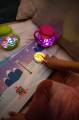 pol_pl_Glo-Pals-Interaktywna-swiecaca-ksiazeczka-Alex-pyta-Jaka-jest-pogoda-seria-Light-Up-Library-TM-807_3.jpg