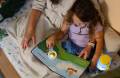 pol_pm_Glo-Pals-Interaktywna-swiecaca-ksiazeczka-Podworko-Blair-pelne-Wielkich-Pomyslow-seria-Light-Up-Library-TM-811_1.jpg