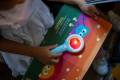 pol_pm_Glo-Pals-Interaktywna-swiecaca-ksiazeczka-Podworko-Blair-pelne-Wielkich-Pomyslow-seria-Light-Up-Library-TM-811_2.jpg