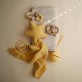 mushie-etui-na-smoczek-do-wozka-kula-ball-pale-daffodil (1).jpg