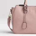 joissy-torba-dla-mamy-torba-do-wozka-mila-pearl-pink-rozowa-detal-przod-pasek.jpg
