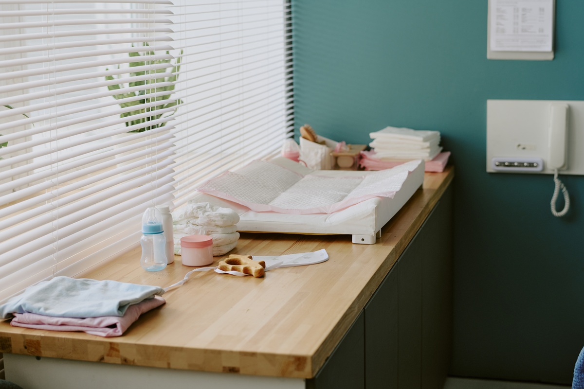 Przewijanie dziecka krok po kroku – Jak to robić?